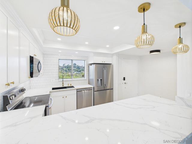 670 Bel Air Dr W, Vista CA: https://media.crmls.org/mediaz/cb506729-ea50-40e4-abb3-fddcfd2bd713.jpg