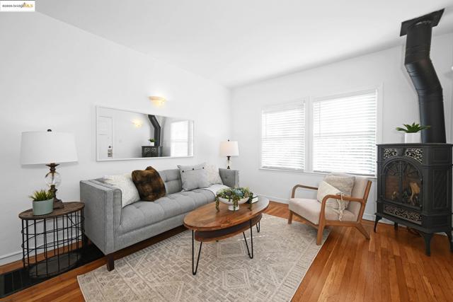 3008 Deakin St, Berkeley CA: https://media.crmls.org/mediaz/cb508afb-cd8a-4569-9781-f54bca5e0650.jpg