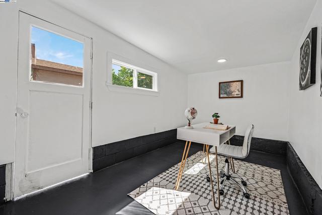 5407 Roberts Ave, Oakland CA: https://media.crmls.org/mediaz/cb5166de-a401-4386-b77a-6c5687dfd242.jpg