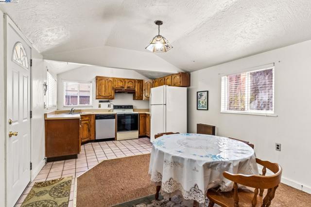 18289 Meekland Ave, Hayward CA: https://media.crmls.org/mediaz/cb543ca1-5ae1-4db9-96fd-a2052c077ab2.jpg