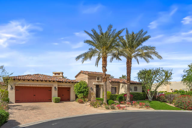 31 Hillcrest Drive, Rancho Mirage CA: https://media.crmls.org/mediaz/cb554549-de74-4309-a1c4-65260644efed.jpg