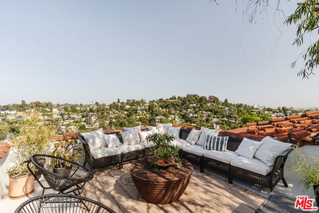 3744 Clayton Avenue, Los Angeles CA: https://media.crmls.org/mediaz/cb56f3b7-5705-4d9a-8f38-72fbcc78f48a.jpg