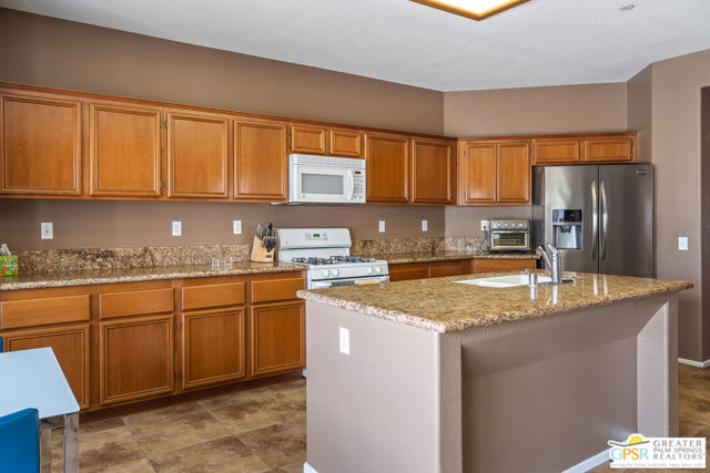 1238 Vista Sol, Palm Springs CA: https://media.crmls.org/mediaz/cb5700fa-0317-4514-a588-46600244eb48.jpg