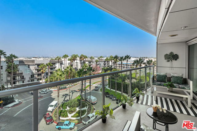 13600 Marina Pointe Drive, Marina del Rey CA: https://media.crmls.org/mediaz/cb58a2a8-89f7-4d11-9351-b9620f3988d1.jpg