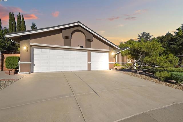 3211 Harvey Ct, Pleasanton CA: https://media.crmls.org/mediaz/cb58c217-634f-42d7-b543-879f42c14ad0.jpg