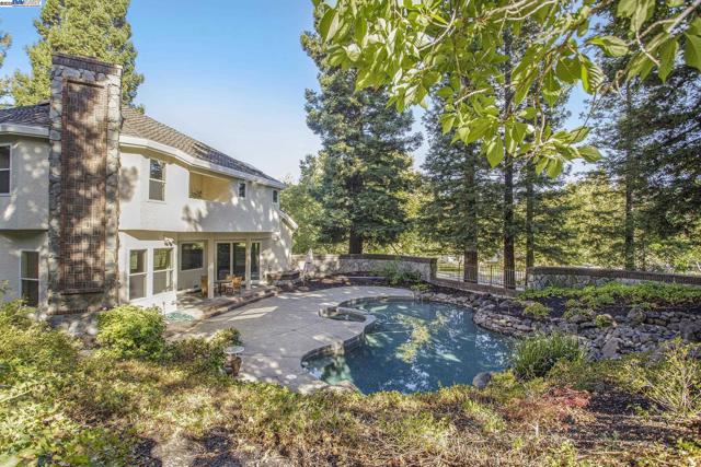 3 BLACKHAWK CLUB CT, Danville CA: https://media.crmls.org/mediaz/cb58d41c-e480-44a4-a316-20be69ecd434.jpg