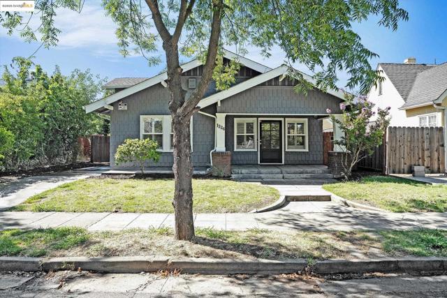 1226 W Elm Street, Stockton CA: https://media.crmls.org/mediaz/cb59ba20-5fb1-4bb3-8803-158eeb4ce430.jpg