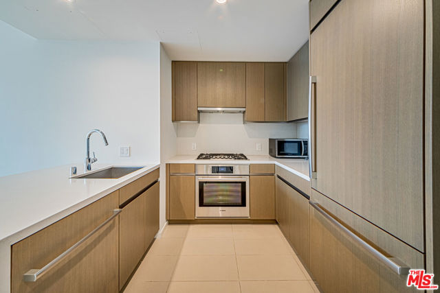 889 Francisco Street, Los Angeles CA: https://media.crmls.org/mediaz/cb5ab639-43b8-4c04-a49f-c61e21f188f1.jpg