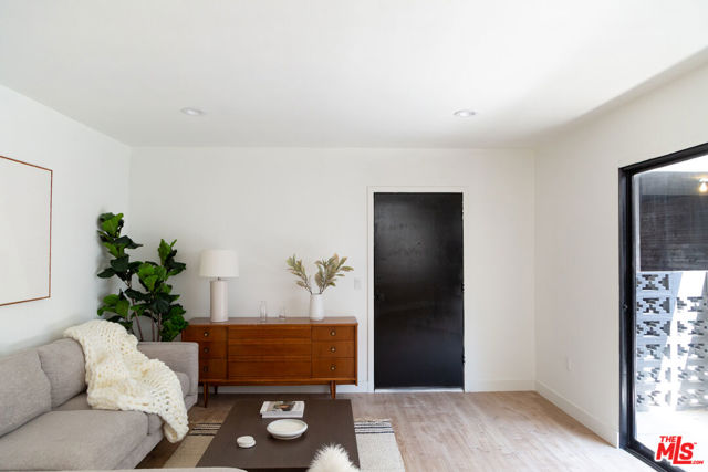 4938 Rosewood Avenue, Los Angeles CA: https://media.crmls.org/mediaz/cb5aba61-bd06-4700-b288-8a552e7af745.jpg