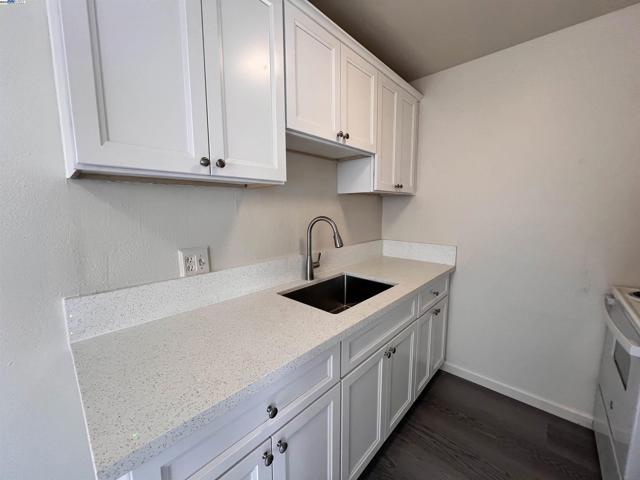 2119 94Th Ave, Oakland CA: https://media.crmls.org/mediaz/cb5bc53e-59d8-4e78-880c-4bf57f90d7a2.jpg