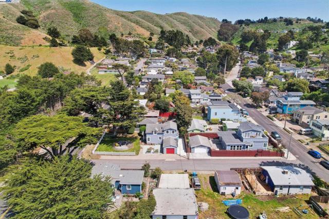 400 Paloma Ave, Pacifica CA: https://media.crmls.org/mediaz/cb5c1b86-7843-4766-97f5-6f088463fa4d.jpg