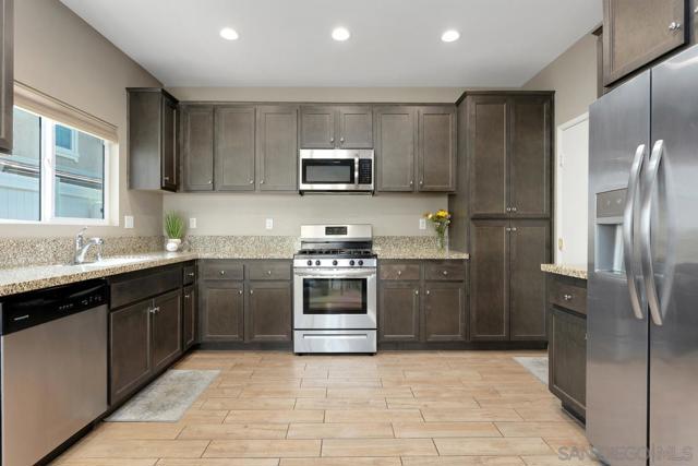 259 Oberlander Way, Fallbrook CA: https://media.crmls.org/mediaz/cb5cc90f-d890-40fe-88ee-75d18579ea52.jpg