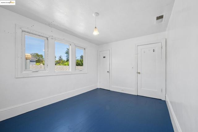 Image 19 of 47 For 2119 Derby St