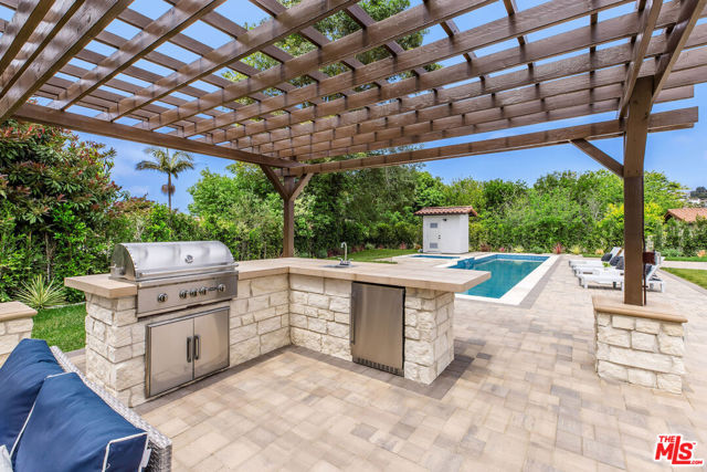 6888 Alta Vista Drive, Rancho Palos Verdes CA: https://media.crmls.org/mediaz/cb5cf992-efcb-41e3-a4bc-92f8a92a7375.jpg