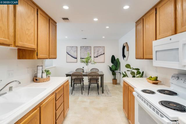 302 Columbia Cir, Benicia CA: https://media.crmls.org/mediaz/cb5dae24-1fc9-418d-ad81-928dca7be190.jpg