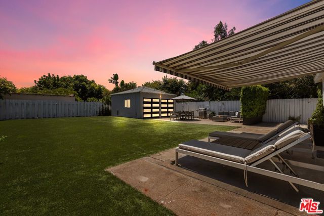 6526 San Vicente Boulevard, Los Angeles CA: https://media.crmls.org/mediaz/cb5eb079-a540-47bf-865b-ab09c6fa6b3b.jpg