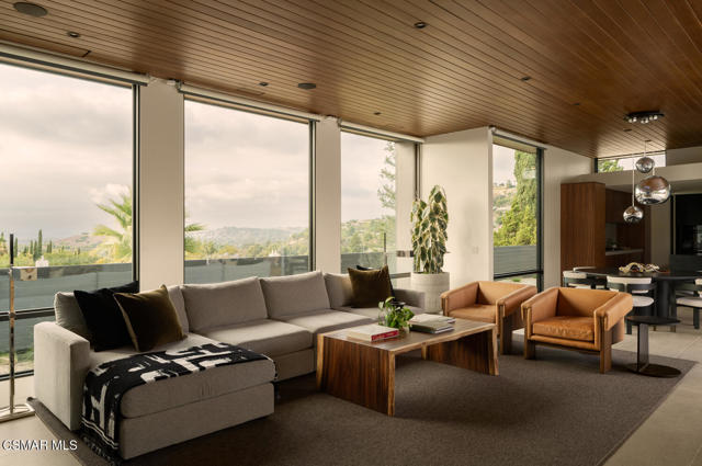 821 Emerson Street, Thousand Oaks CA: https://media.crmls.org/mediaz/cb5fd902-241b-422d-9f90-3aeab066bdc8.jpg
