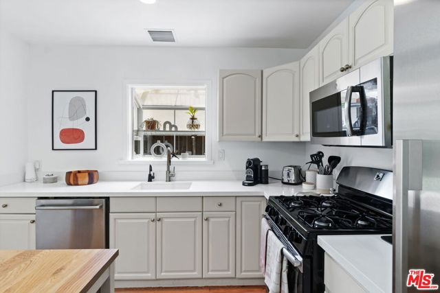 7339 Lasaine Avenue, Van Nuys CA: https://media.crmls.org/mediaz/cb61d877-caab-46a1-889a-49406129a987.jpg