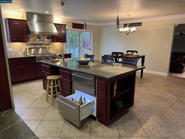 898 Luxury Dr, Concord CA: https://media.crmls.org/mediaz/cb61e7e1-4bde-49a8-8b97-6a58aba30f04.jpg