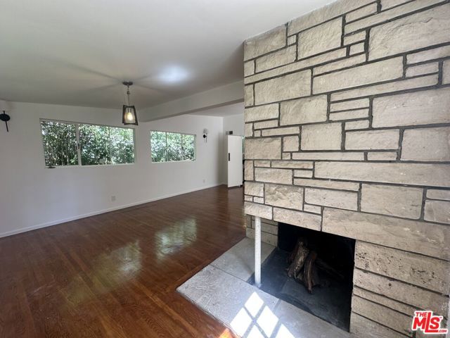 1555 San Ysidro Drive, Beverly Hills CA: https://media.crmls.org/mediaz/cb629db3-764a-4788-84c3-87e56f3d8c7b.jpg