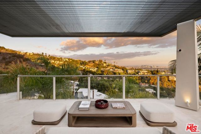 9405 Sierra Mar Place, Los Angeles CA: https://media.crmls.org/mediaz/cb629f04-be56-43bf-94a3-feb3bd692e7a.jpg