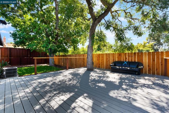 2425 Jerilynn Dr, Concord CA: https://media.crmls.org/mediaz/cb62a124-c283-4740-8764-5570271916cc.jpg
