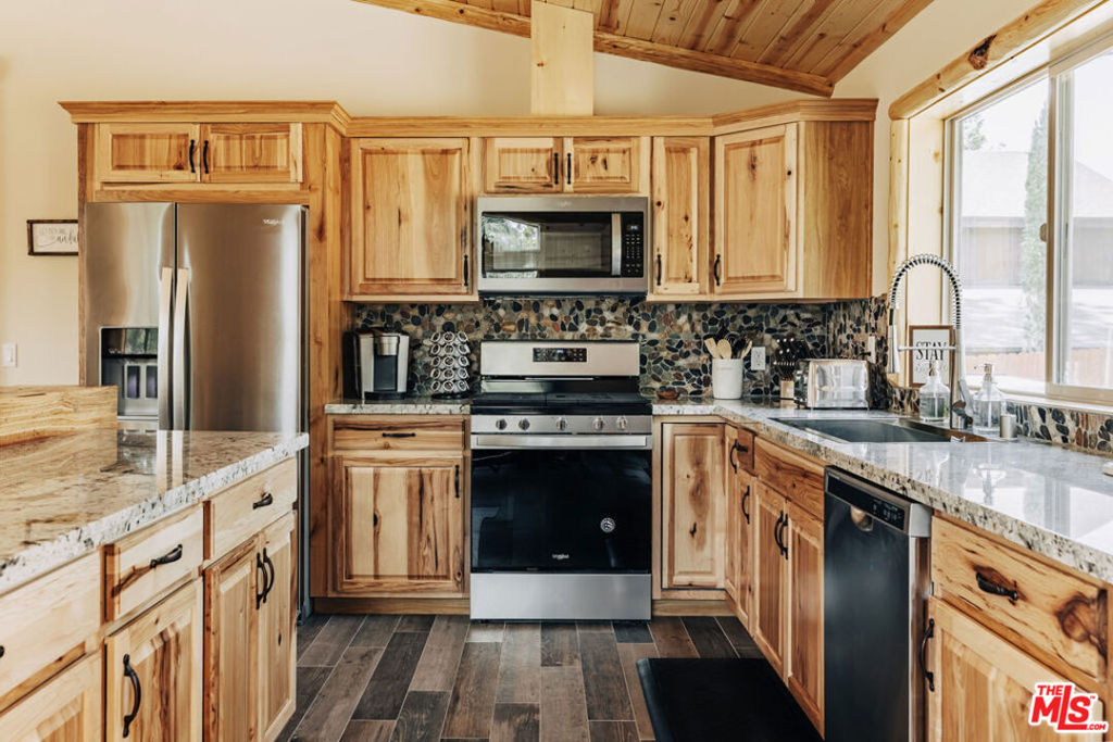 https://media.crmls.org/mediaz/cb63935e-630f-49b7-8756-903a2c8001e6.jpg?preset=X-Large
