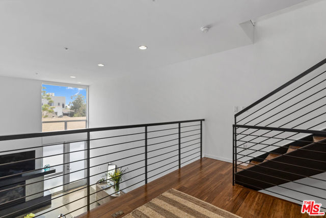 333 S Wilton Place, Los Angeles CA: https://media.crmls.org/mediaz/cb6502c2-98c2-4a92-9619-66a645323f13.jpg