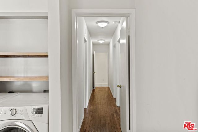 1033 6TH Street, Santa Monica CA: https://media.crmls.org/mediaz/cb650eae-49d8-4163-b7d7-9b7098b2c1f9.jpg