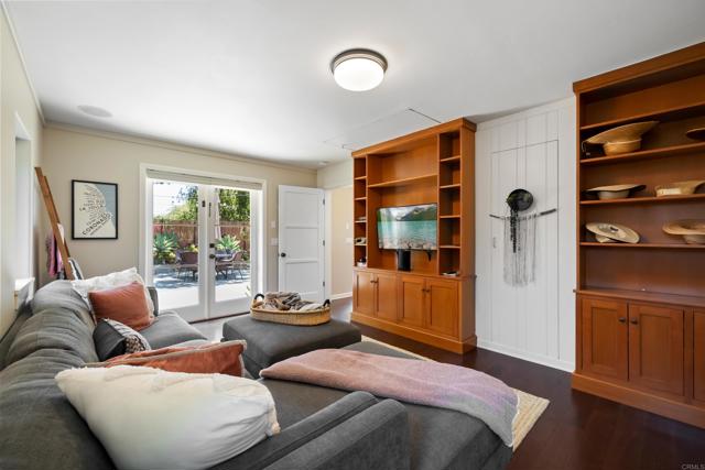 1567 Crest Drive, Encinitas CA: https://media.crmls.org/mediaz/cb654310-1005-42d3-b760-73d64863508e.jpg