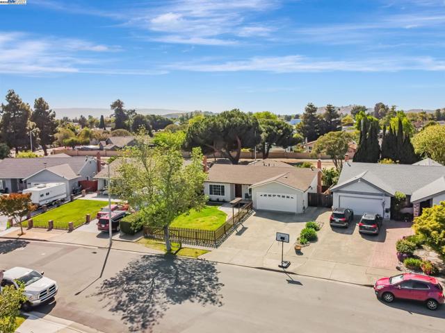 36339 Beech Pl, Newark CA: https://media.crmls.org/mediaz/cb657444-7e0e-4c62-9dab-5fcdbb8a0984.jpg