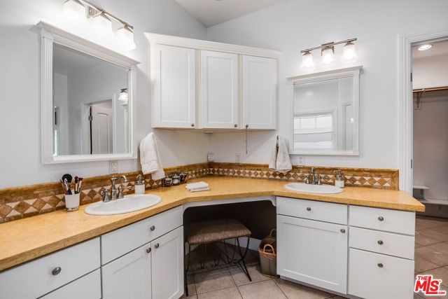 4538 Lemp Avenue, Studio City CA: https://media.crmls.org/mediaz/cb66f64f-b0fd-408b-a07b-60ee25d47354.jpg