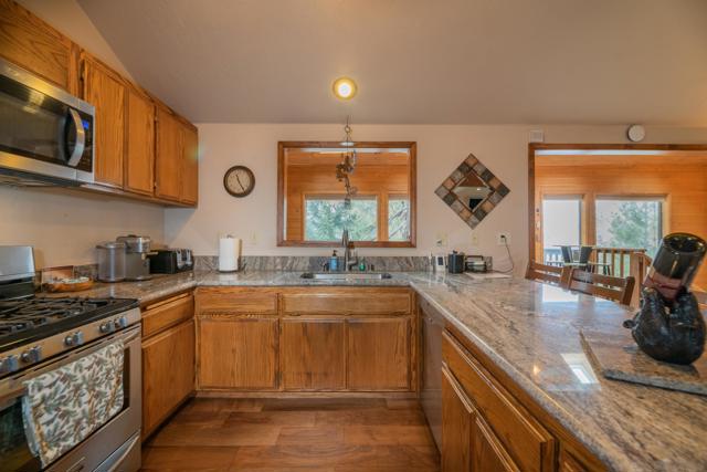 39470 Lake Dr, Big Bear CA: https://media.crmls.org/mediaz/cb67d9ed-ef57-44ac-b535-9cf0eae17016.jpg