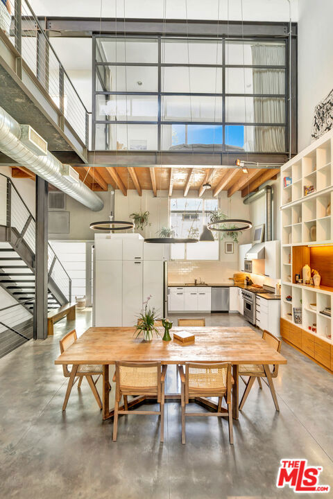 25 Brooks Avenue, Venice CA: https://media.crmls.org/mediaz/cb6813b9-99a0-4c32-b763-b6e73fadb305.jpg