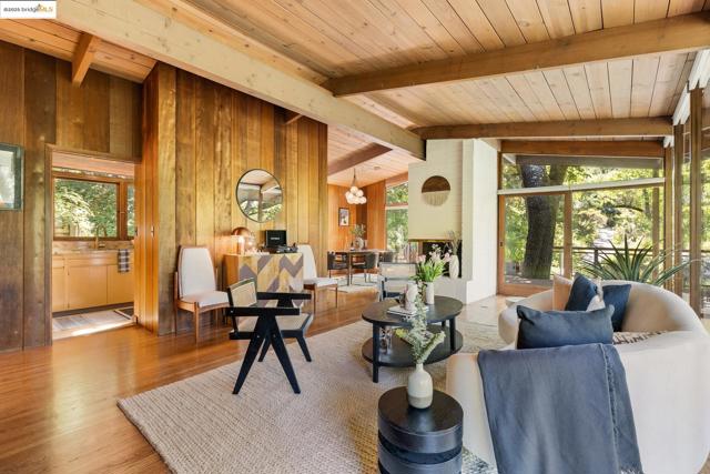 1 Kittiwake Rd, Orinda CA: https://media.crmls.org/mediaz/cb6b0c35-d151-4fe5-b4fc-036d8e618a6b.jpg