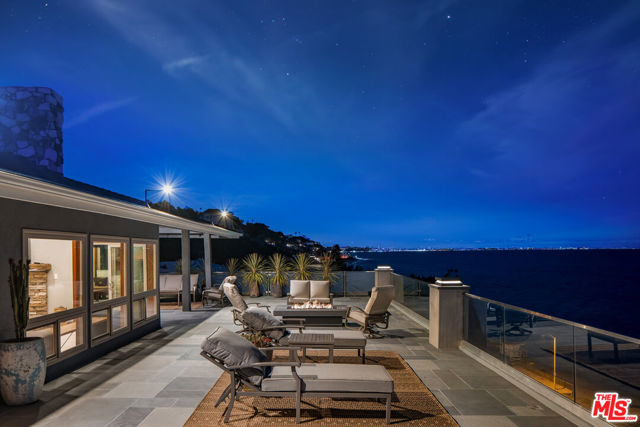 18074 Coastline Drive, Malibu CA: https://media.crmls.org/mediaz/cb6ba7cc-638a-43af-9278-4f746108affe.jpg