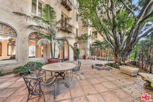 109 N SYCAMORE Avenue, Los Angeles CA: https://media.crmls.org/mediaz/cb6c7fea-6328-4ab2-abb8-c9c938e9b0c0.jpg
