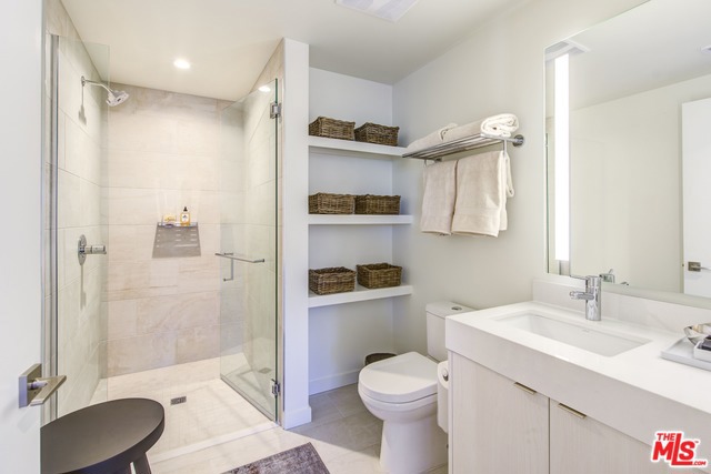 801 S OLIVE Street, Los Angeles CA: https://media.crmls.org/mediaz/cb6cd380-72da-4aef-9229-7496606900e5.jpg