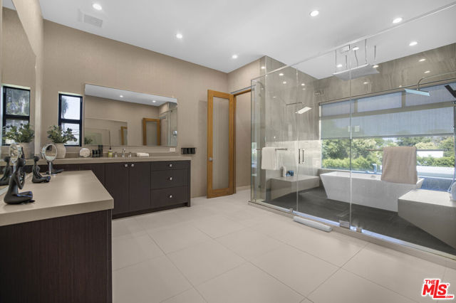 5304 Louise Avenue, Encino CA: https://media.crmls.org/mediaz/cb6d4c13-c190-457c-b1a4-cedbf9d501fe.jpg
