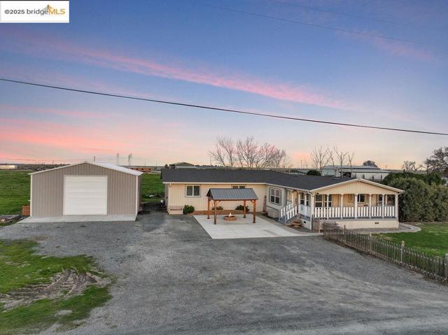 4985 Bixler Road, Byron CA: https://media.crmls.org/mediaz/cb6dc9a6-7da6-4f5a-b2df-b862e791bf2b.jpg