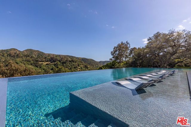 2571 Wallingford Drive, Beverly Hills CA: https://media.crmls.org/mediaz/cb6e00df-0c23-418d-8ae9-acabf3b517d6.jpg