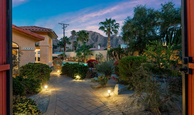 53720 Avenida Carranza, La Quinta CA: https://media.crmls.org/mediaz/cb6e1f48-a5a2-4cc0-aae6-5ee70cb9ab8c.jpg