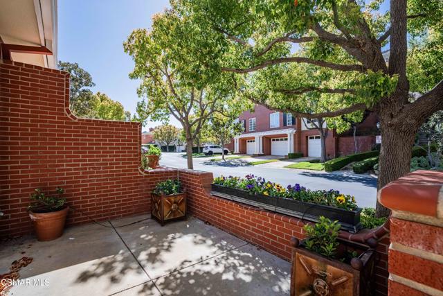 2306 Heatherbank Court, Thousand Oaks CA: https://media.crmls.org/mediaz/cb6f0abd-9e12-4441-a806-c59e4f8fa1c6.jpg
