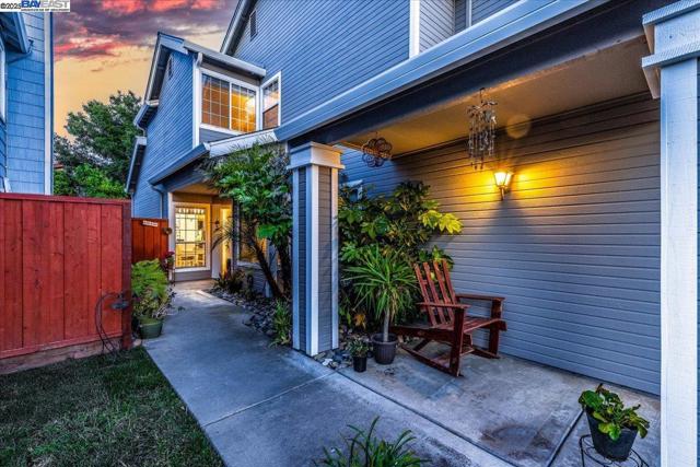 2211 Oakland Ave, Pleasanton CA: https://media.crmls.org/mediaz/cb70f314-cda1-4080-95c4-cac7719747e7.jpg