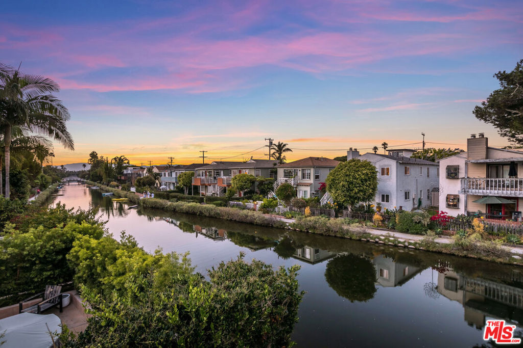 https://media.crmls.org/mediaz/cb711d46-1b79-461e-823a-36f11d75be4d.jpg?preset=X-Large