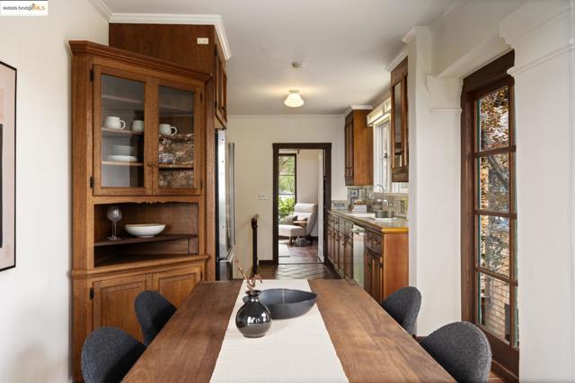 2583 Buena Vista Way, Berkeley CA: https://media.crmls.org/mediaz/cb71d5ae-24e5-47b9-a7b3-11d891775922.jpg