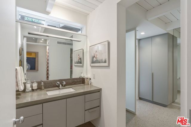 2179 Mandeville Canyon Road, Los Angeles CA: https://media.crmls.org/mediaz/cb720023-3763-417f-b528-1cfab601c18d.jpg
