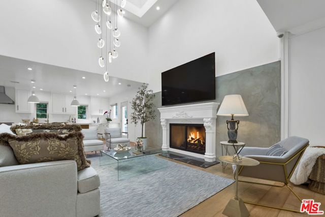 602 S Lucerne Boulevard, Los Angeles CA: https://media.crmls.org/mediaz/cb7202c6-ab82-4c0b-8479-2d652165e6a4.jpg