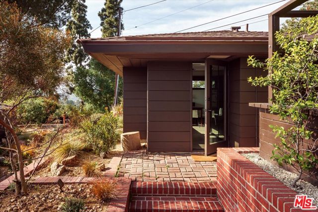 4260 Sea View Lane, Los Angeles CA: https://media.crmls.org/mediaz/cb72a46f-c66f-4077-bec5-a028d435e5bd.jpg