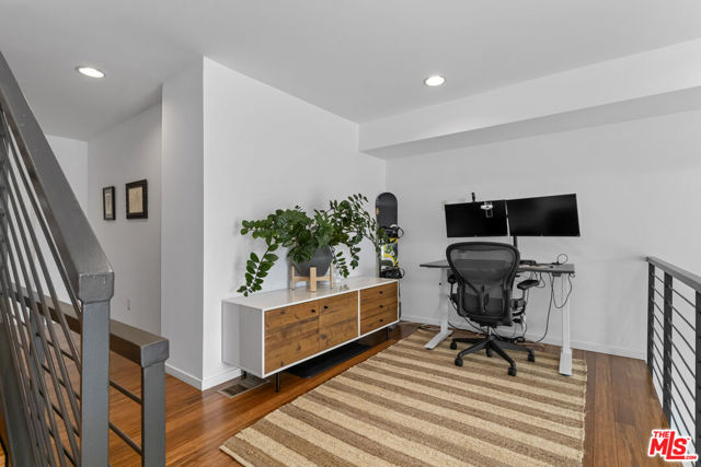 333 S Wilton Place, Los Angeles CA: https://media.crmls.org/mediaz/cb72c2be-e6a7-4970-ad70-689066eeb0ca.jpg